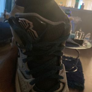 Kiyre Irving 4 used size 8